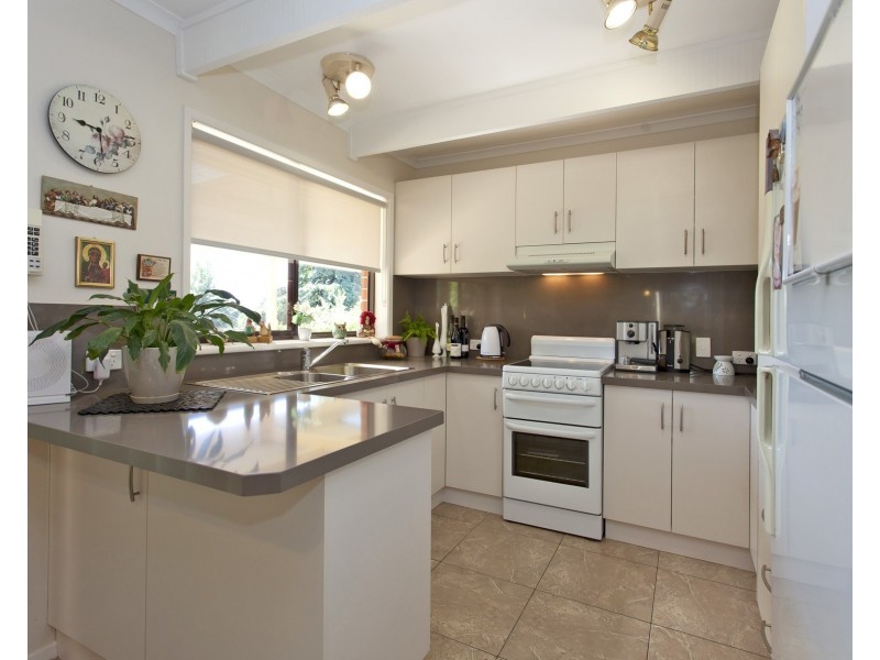 390 Red Hill Court, Lavington NSW 2641