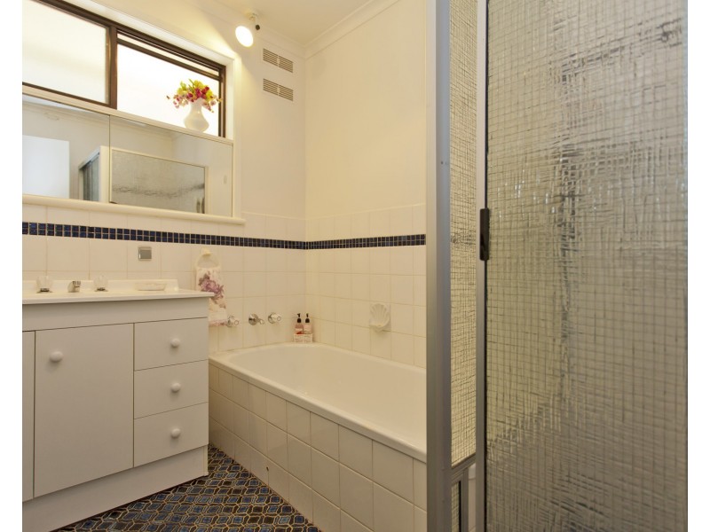 390 Red Hill Court, Lavington NSW 2641