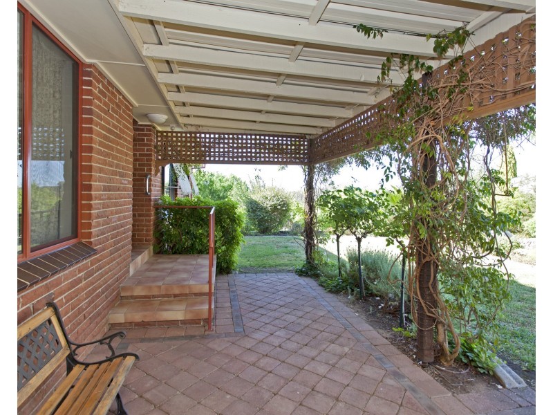 390 Red Hill Court, Lavington NSW 2641