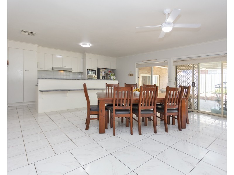 6 Dimbanna Court, Lavington NSW 2641