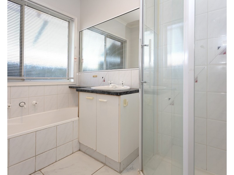 6 Dimbanna Court, Lavington NSW 2641