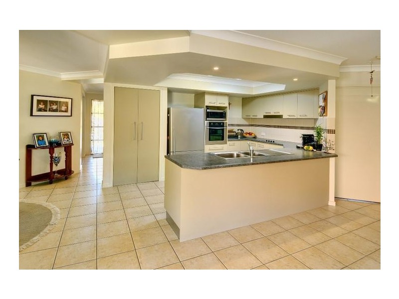 4 Water Side Place, Little Mountain QLD 4551