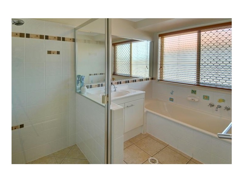 4 Water Side Place, Little Mountain QLD 4551