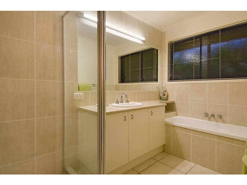 5 Manor Court, Little Mountain QLD 4551