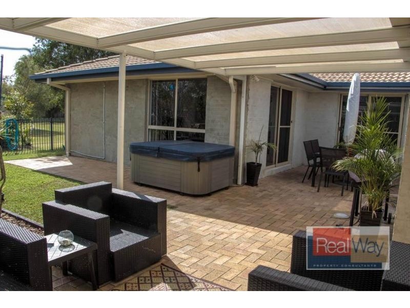 15 Lakeshore Place, Little Mountain QLD 4551