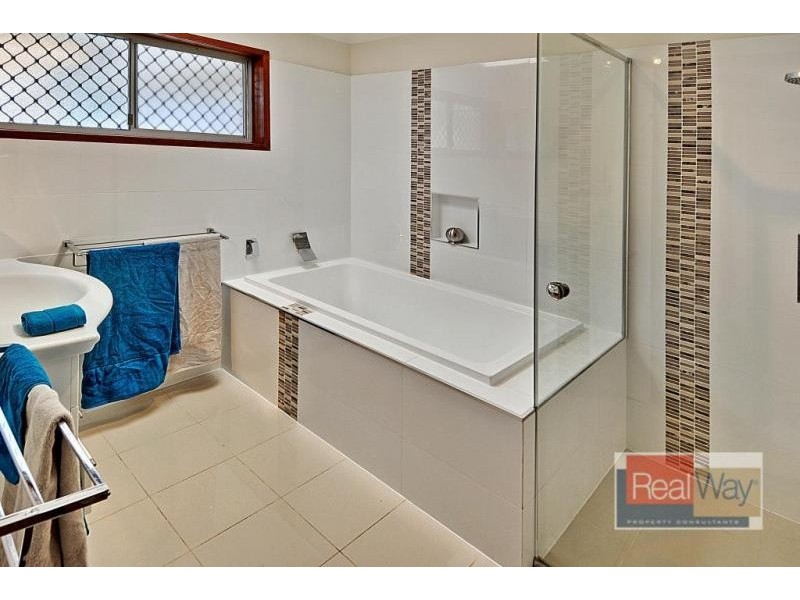 5 Slim Crescent, Golden Beach QLD 4551