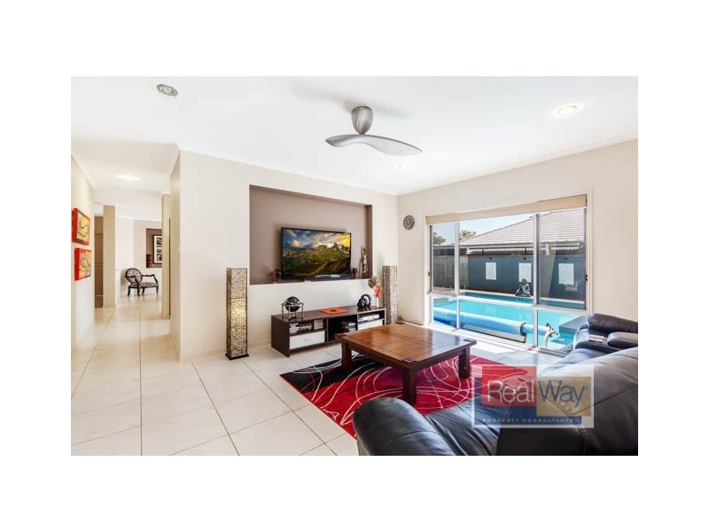 35 Hillview Crescent, Little Mountain QLD 4551