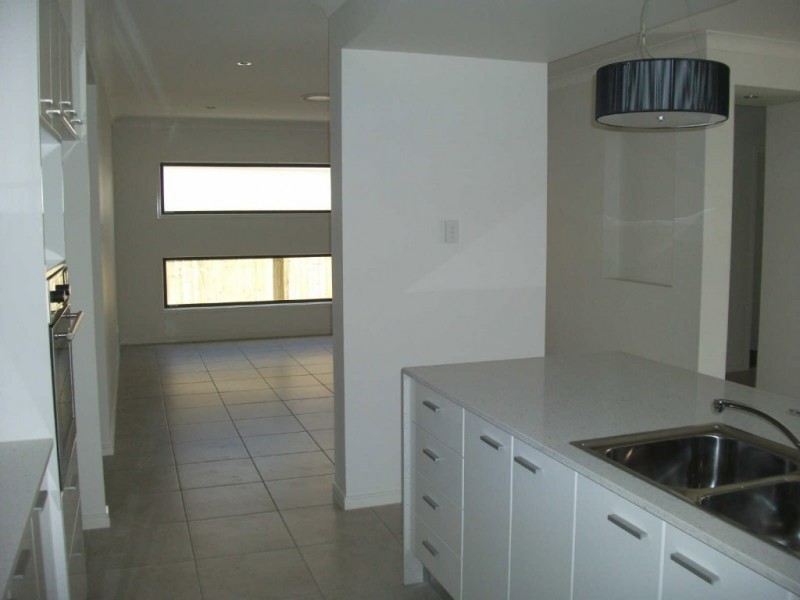 8 Wake Court, Birtinya QLD 4575