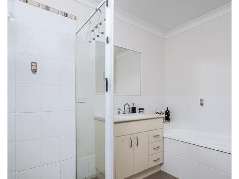 2/18 Cadel Crescent, Rothwell QLD 4022