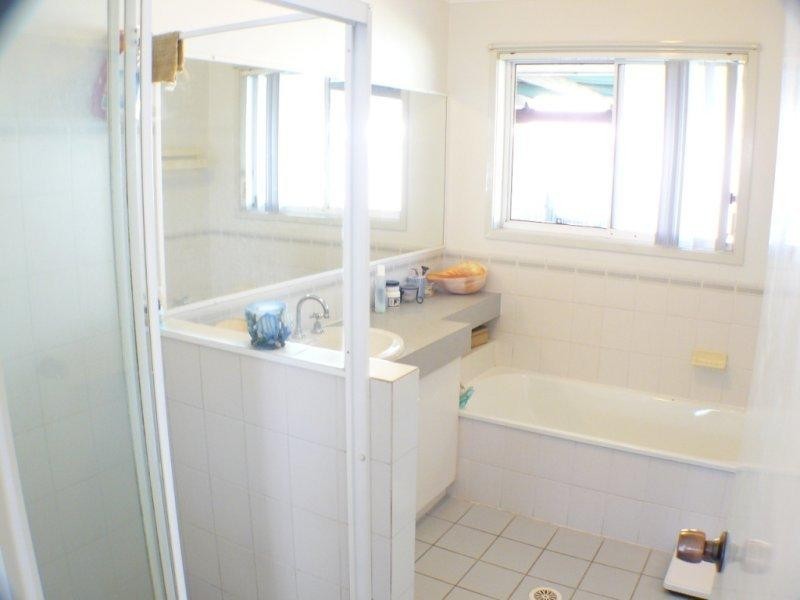 9 Helmsley Court, Yamanto QLD 4305
