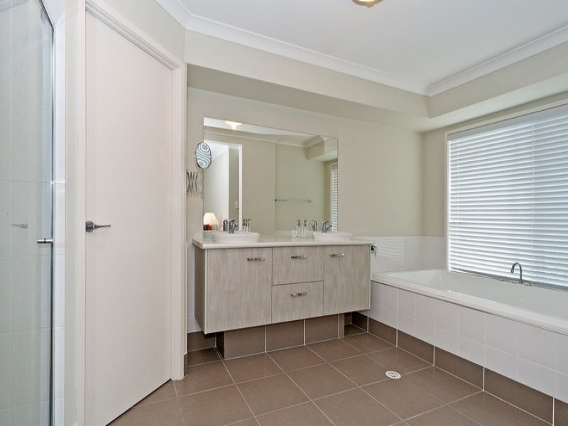 84 Kensington Drive, Flinders View QLD 4305