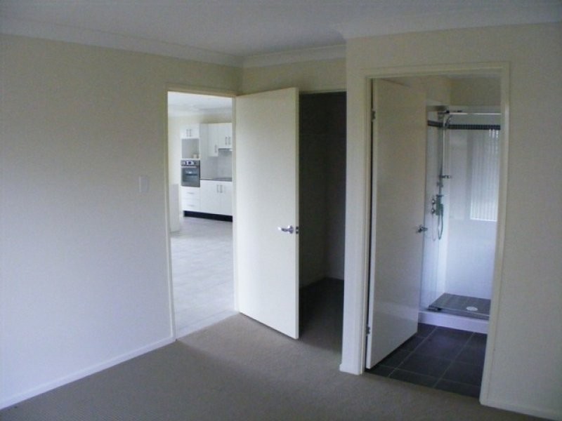 8 Figtree Court, Yamanto QLD 4305