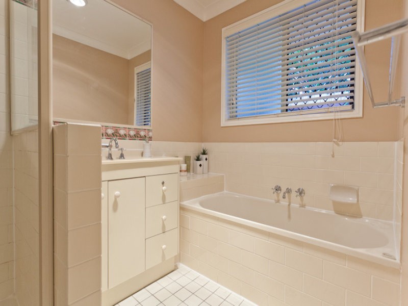 4 Acorn Crescent, Flinders View QLD 4305