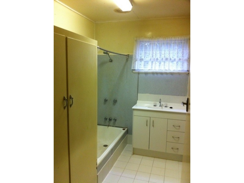 4 Rodney Street, Silkstone QLD 4304