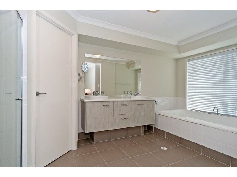 84 Kensington Drive, Flinders View QLD 4305