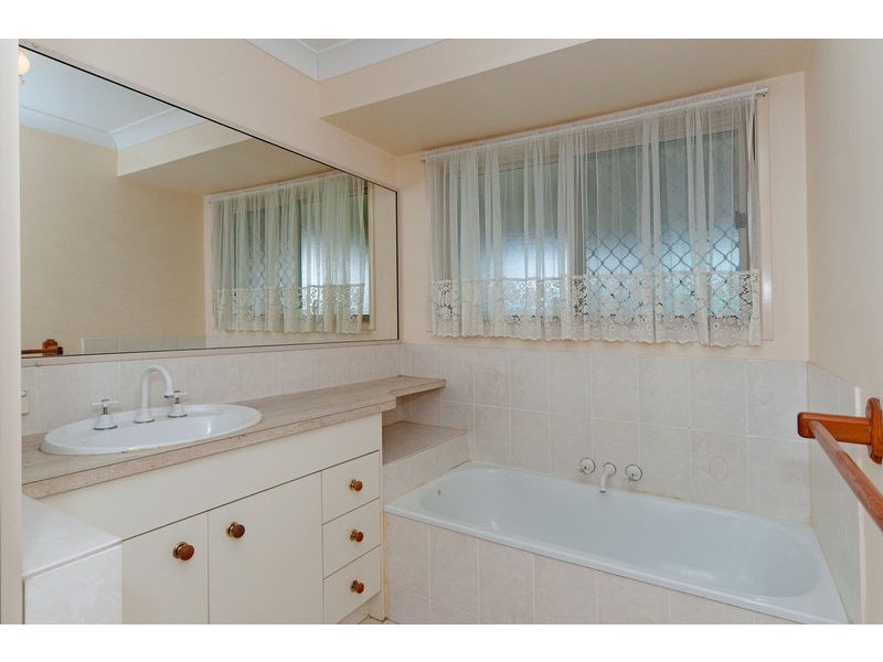4 Cowley Drive, Flinders View QLD 4305