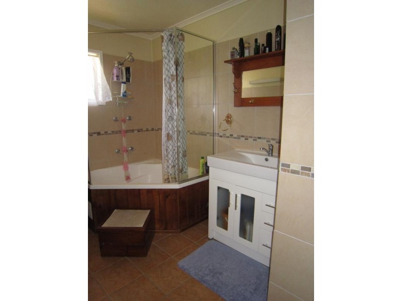 40 Cemetery Road, Eastern Heights QLD 4305