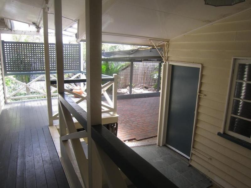16 Russell Street, Silkstone QLD 4304