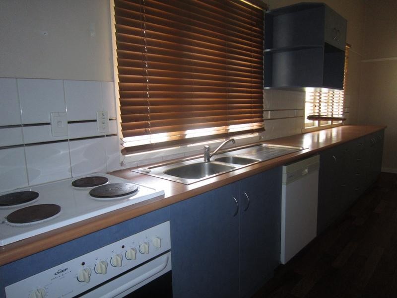 16 Russell Street, Silkstone QLD 4304