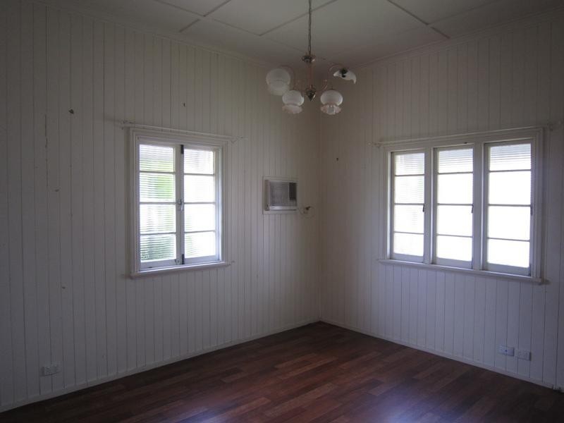 16 Russell Street, Silkstone QLD 4304