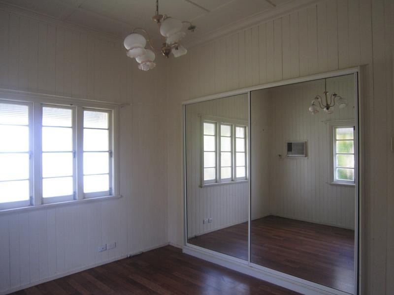 16 Russell Street, Silkstone QLD 4304