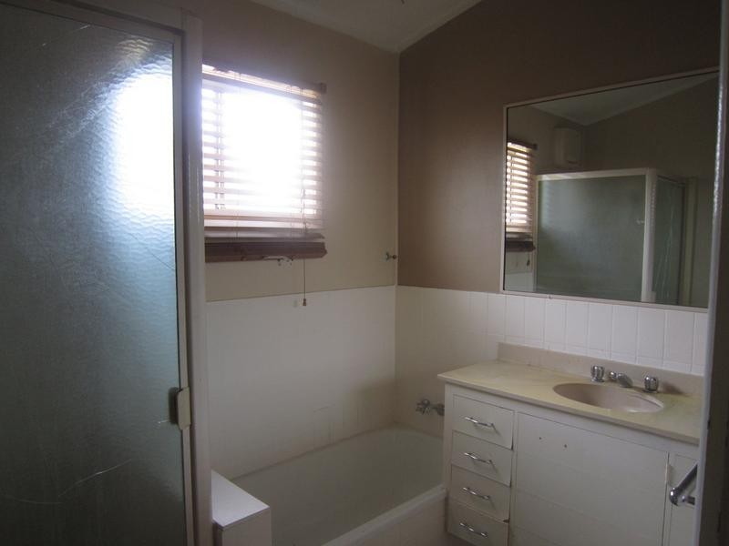 16 Russell Street, Silkstone QLD 4304
