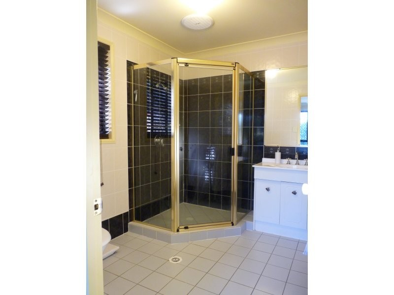 16 Chestnut Drive, Flinders View QLD 4305