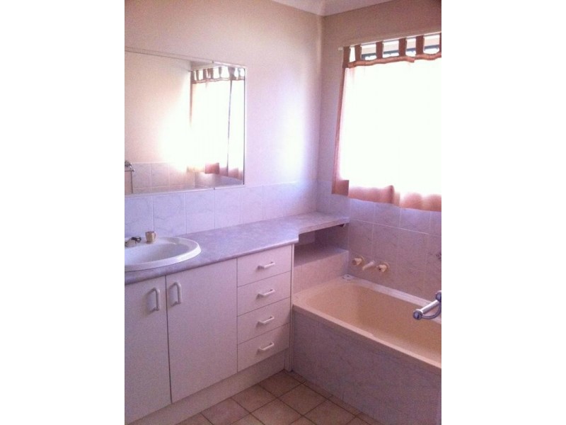 2 Morris Street, Flinders View QLD 4305