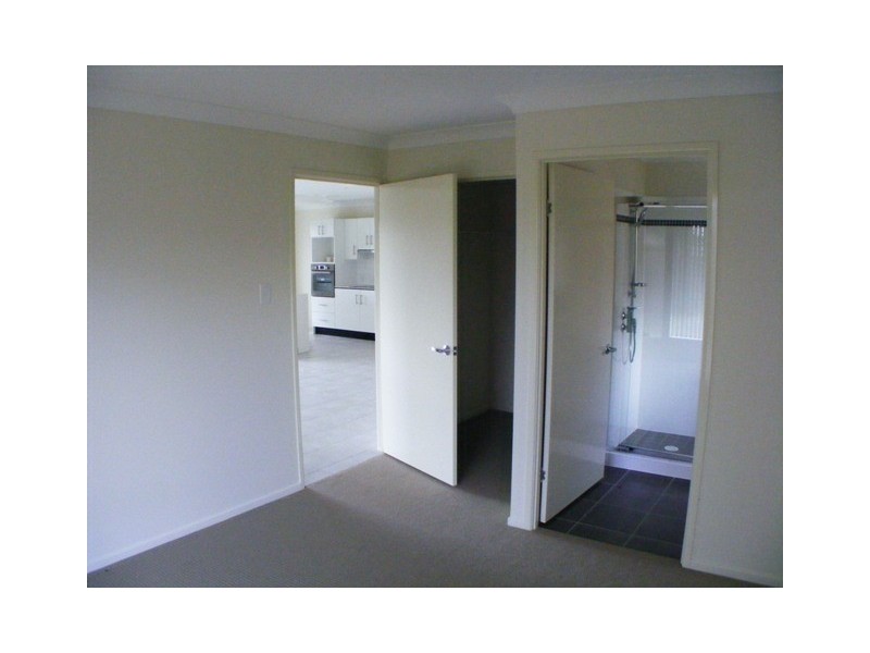 8 Figtree Court, Yamanto QLD 4305