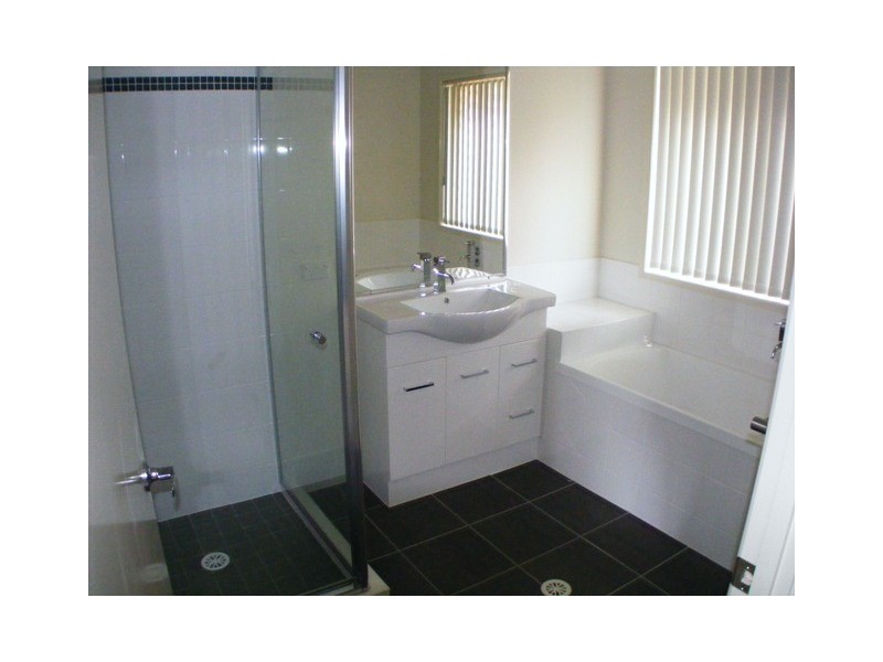 8 Figtree Court, Yamanto QLD 4305