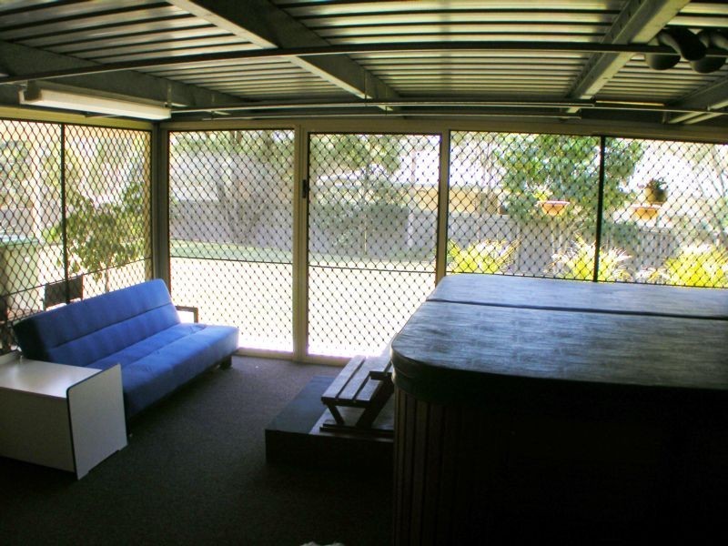 4 Flametree Close, Flinders View QLD 4305