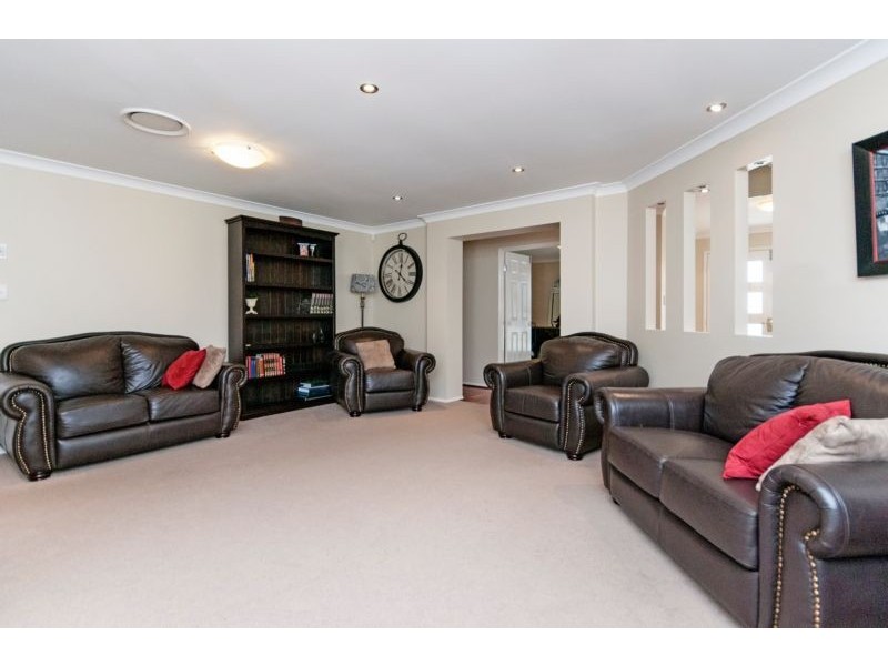 1 Yellowstone Court, Flinders View QLD 4305