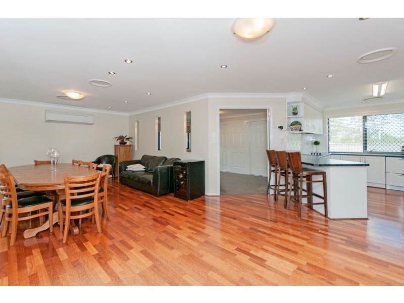 1 Yellowstone Court, Flinders View QLD 4305