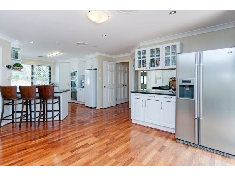 1 Yellowstone Court, Flinders View QLD 4305