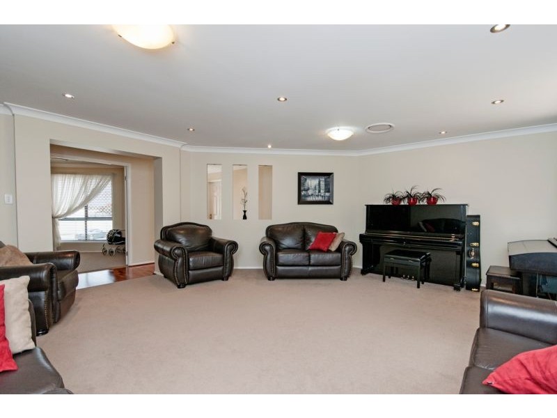 1 Yellowstone Court, Flinders View QLD 4305