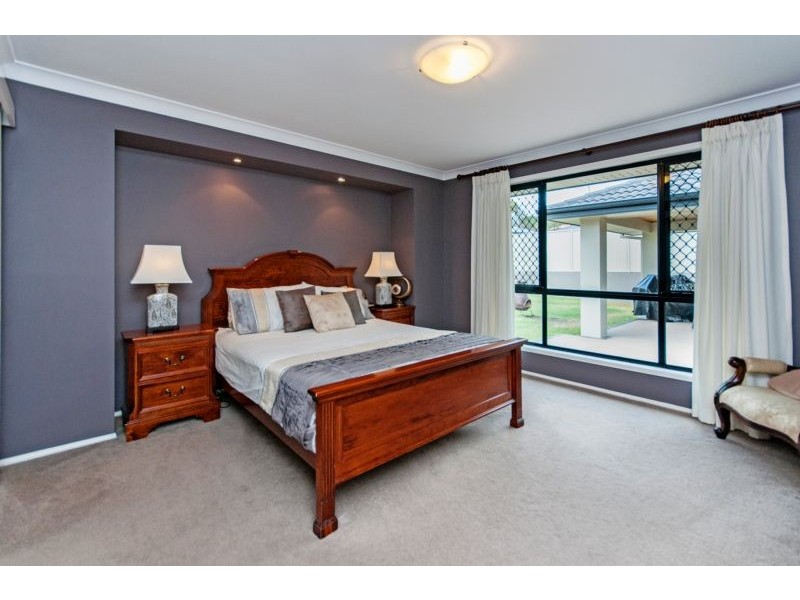 1 Yellowstone Court, Flinders View QLD 4305