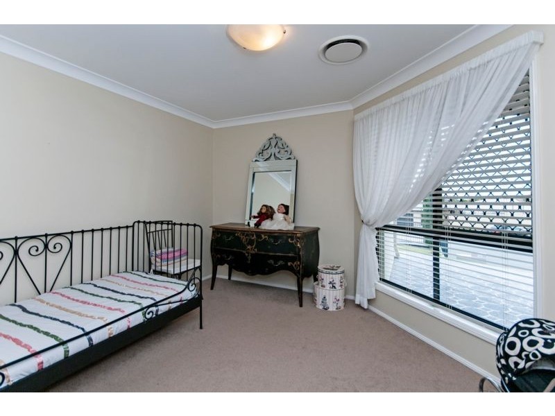 1 Yellowstone Court, Flinders View QLD 4305