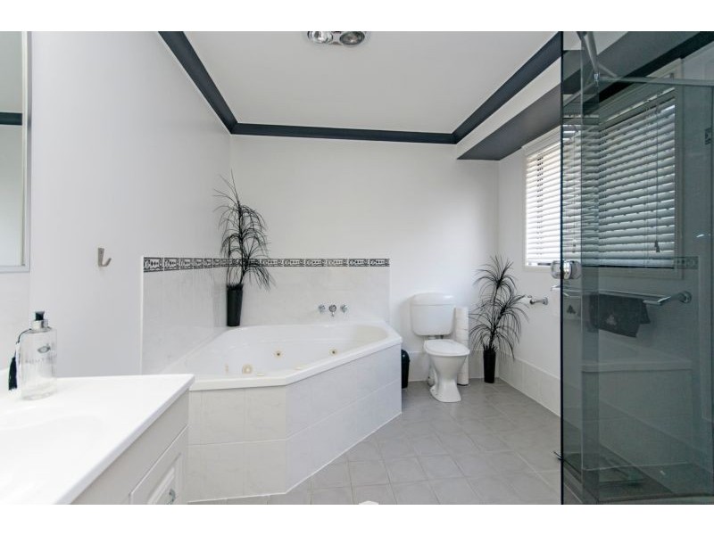 1 Yellowstone Court, Flinders View QLD 4305