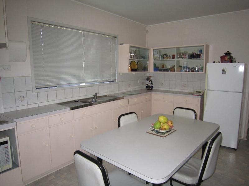 24 Robertson Road, Eastern Heights QLD 4305