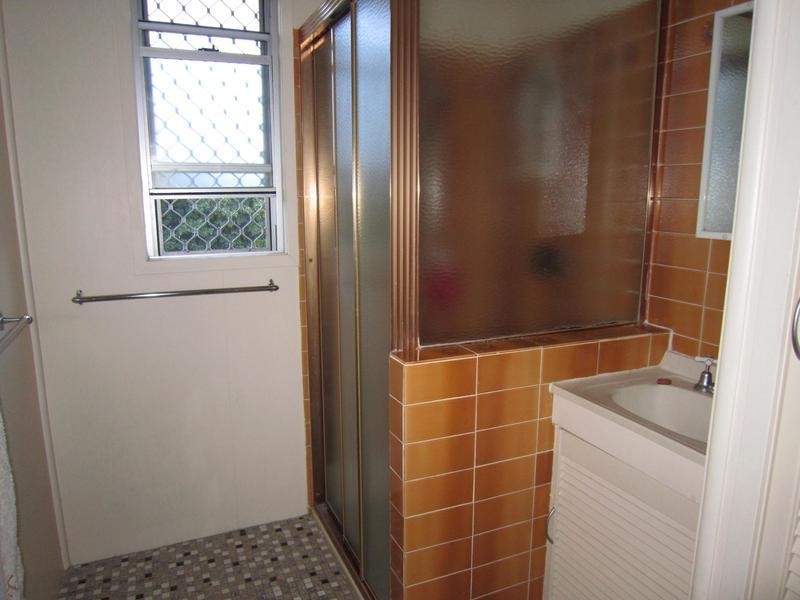 24 Robertson Road, Eastern Heights QLD 4305