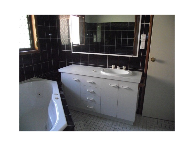 11 Arabian Close, Yamanto QLD 4305