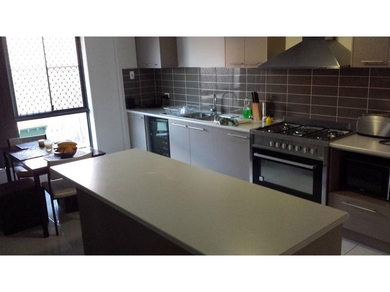 15 Kingsburgh St, Raceview QLD 4305