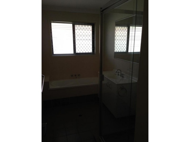 10 Brittany Crescent, Raceview QLD 4305
