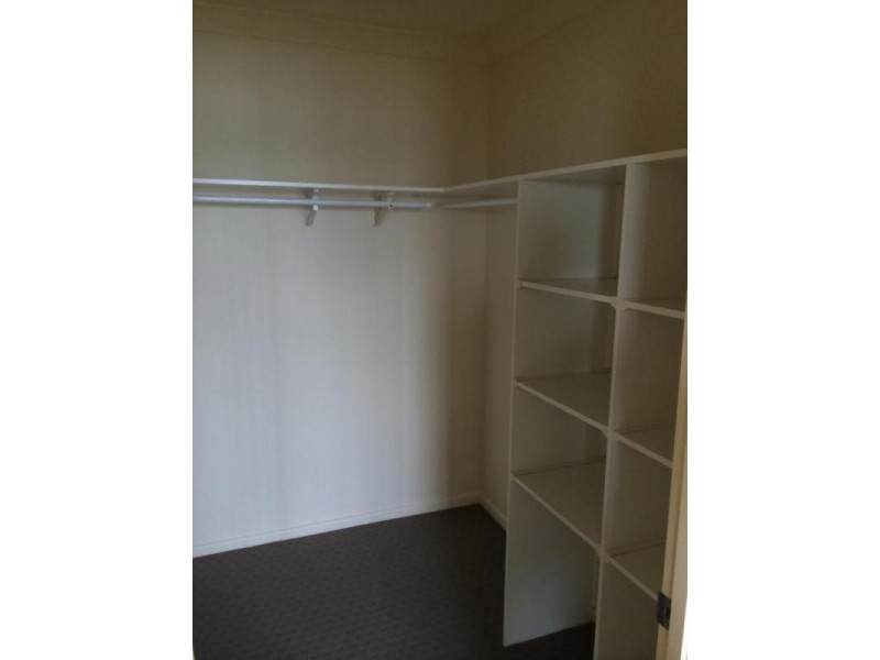 8 Darlington Court, Flinders View QLD 4305