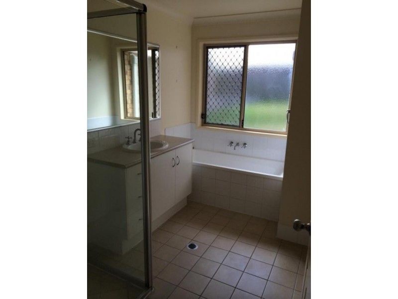 8 Darlington Court, Flinders View QLD 4305