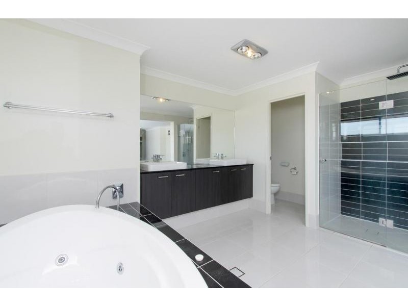 90 Honeywood Drive, Fernvale QLD 4306