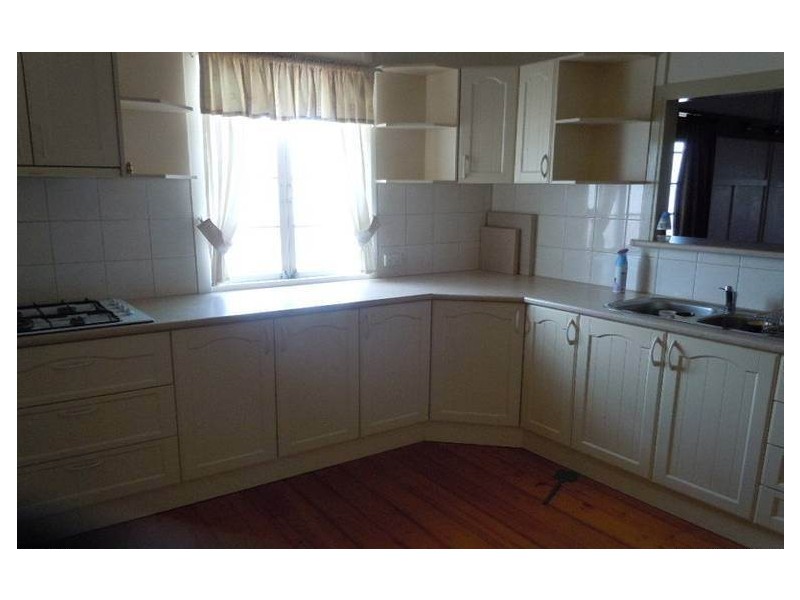 14 Queen Street, Newtown QLD 4305