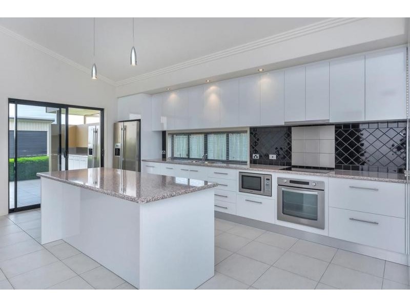 5 McQueen Court, Flinders View QLD 4305