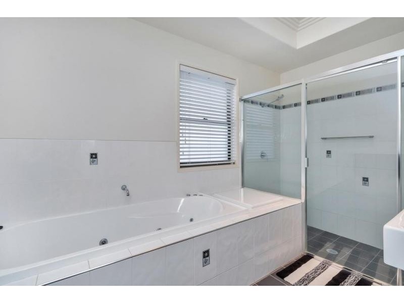 5 McQueen Court, Flinders View QLD 4305