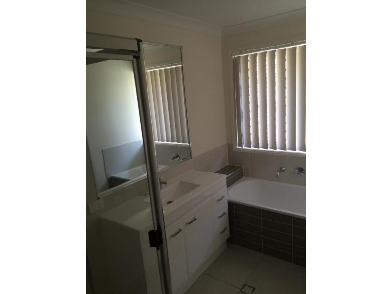 5 Lomandra Street, Deebing Heights QLD 4306